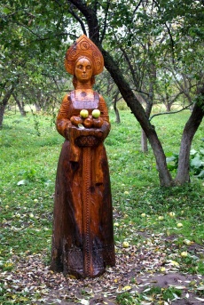 Дендрологический сад. Деревянная скульптура Лада.
