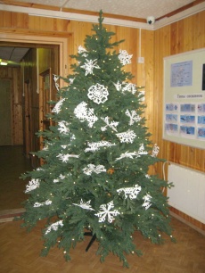 Праздничная елка заповедника украшена подарками-снежинками