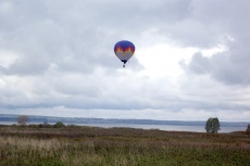 Над Плещеевым озером можно полетать на воздушном шаре.